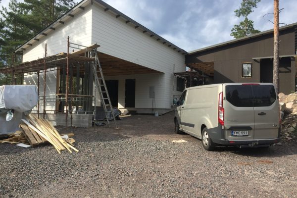auto rakennuksen pihalla