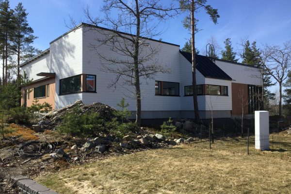 iso rakennus julkisivu